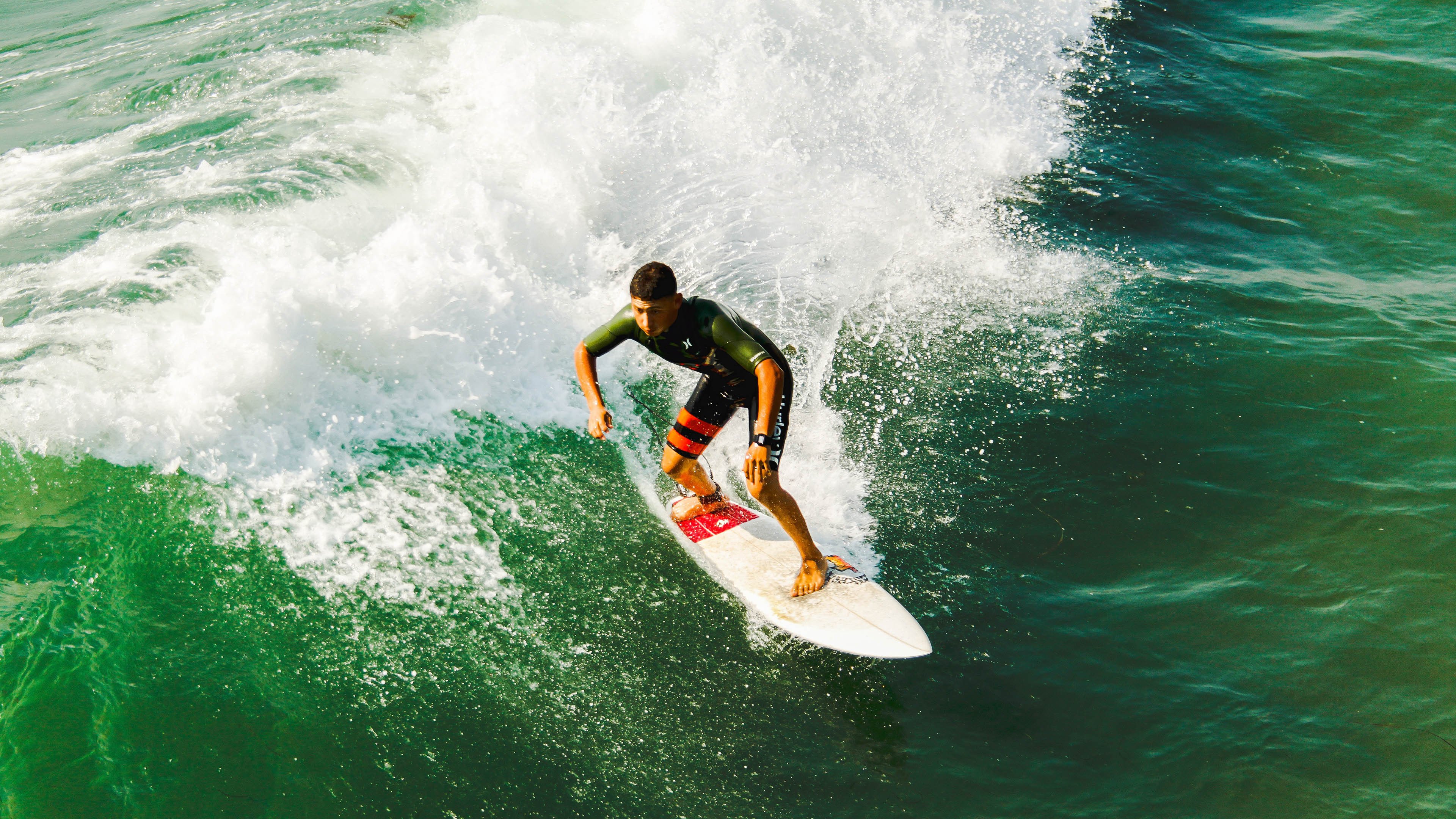 亚冠联赛中国足球迎战 球迷现场气氛热烈，中国球队 亚冠
