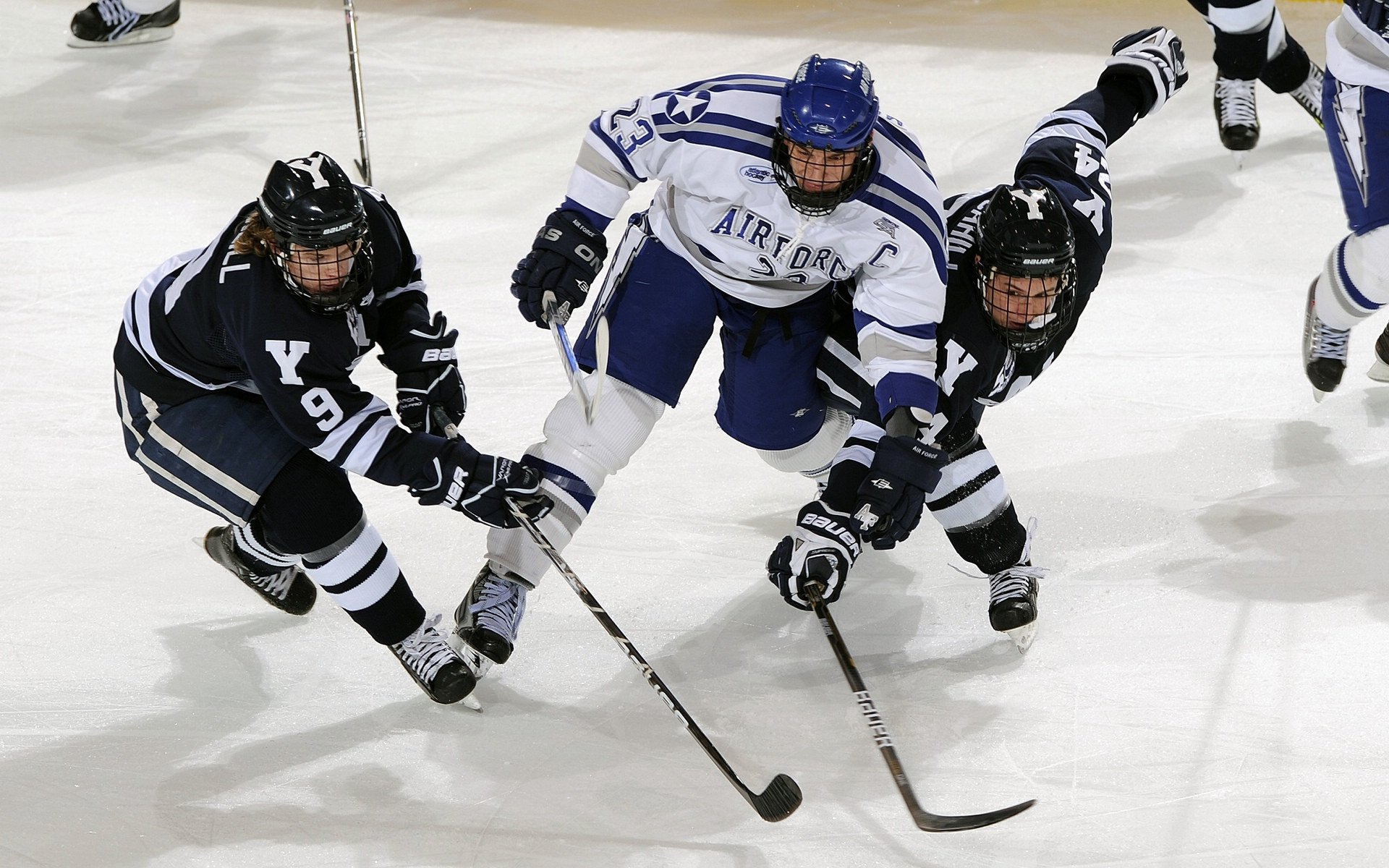 球迷热情高涨，现场气氛火爆，球迷们大饱眼福